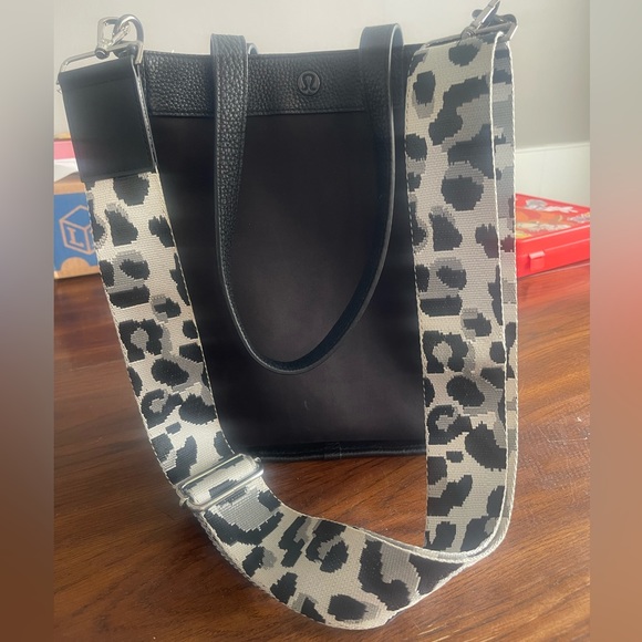 Lululemon mini tote 8L - Picture 3 of 6